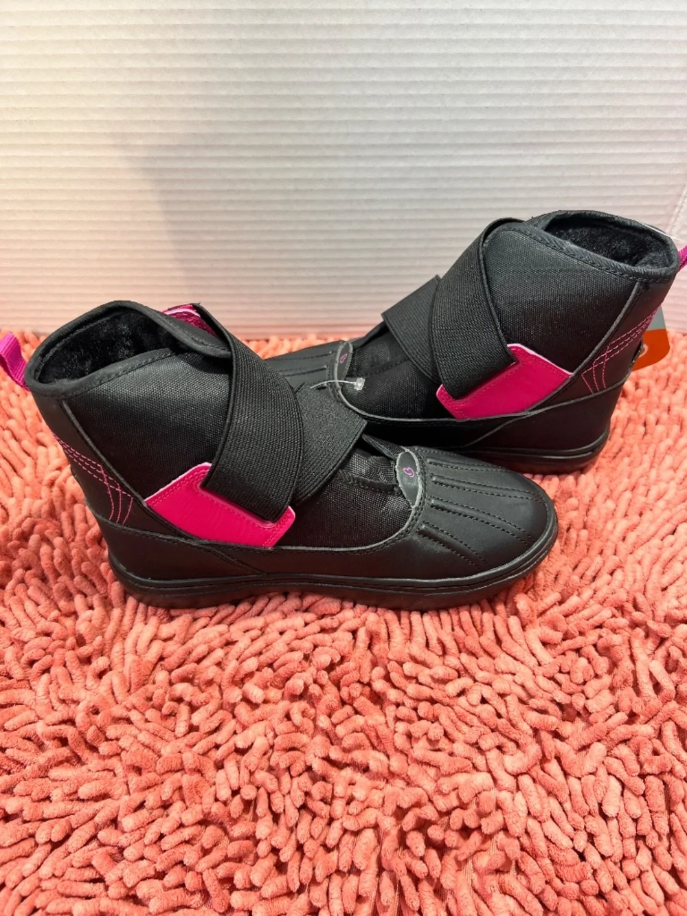 🖤🩷 NWT Baretraps Kinley Girls Boot | Black & Hot Pink